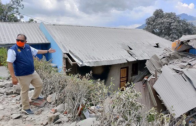 arsip-berita-pos-pengamatan-terdampak-erupsi-petugas-pga-lewotobi-laki-laki-lakukan-pengamatan-dari-kapel--84kcc6o