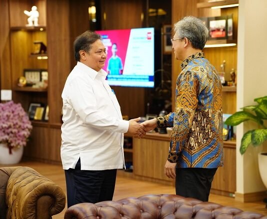 Duta Besar RRT Kunjungi Menko Airlangga, Bahas Kerja Sama Pengembangan Industri Hingga Blue Economy