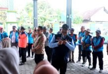 Lihainya Gus Ipul Menghibur Ratusan Pengungsi Banjir Jombang-Mojokerto