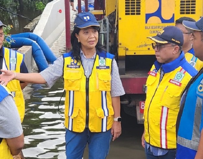 tinjau-banjir-tol-bandara-soetta-wamen-diana-upayakan-tol-tetap-berfungsi-baik-WhatsApp Image 2025-01-30 at 05.25.18