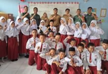 Tim Pembelajaran Matematika Kodim 0418/Palembang Berikan Pelajaran Metode Gasing Ke Siswa SDN 95 Palembang
