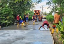 Infrastruktur Maju di AAL, Camat Pantau Pengecoran Jalan Langsung