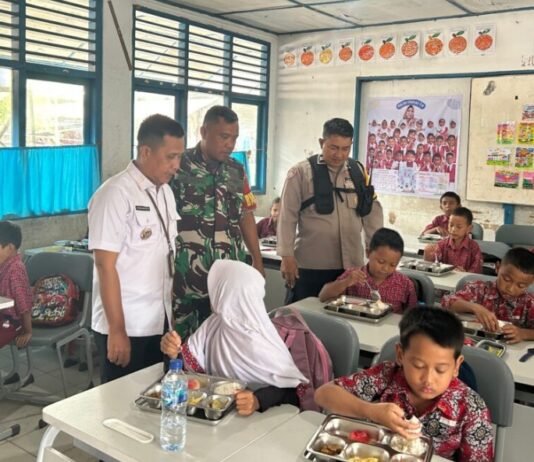 Wujud Peduli Pendidikan, Lurah Sentosa Dampingi Siswa dalam Program MBG