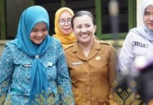 Wujud Pemerintahan Hadir, Plt. Camat Kertapati Jenguk Warga Sakit di Tengah Lingkungan