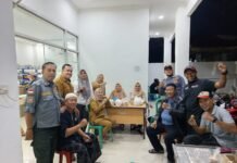 Distribusi Beras Aman, Lurah Lima Ilir Tekankan Pelayanan Humanis bagi Masyarakat