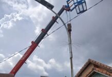 Tingkatkan Keamanan Malam, Lurah ALL Tinjau Lampu Surya Baru