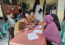 Wujudkan Tertib Adminduk, Kelurahan 11 Ulu Kawal Pemasangan IKD bagi Penerima Bansos