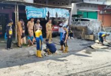 Sinergi Bersama Warga, Lurah Sukabangun Pastikan Aliran Drainase Kembali Lancar