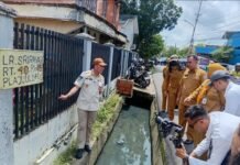 Warga Terbantu, Plt. Camat Plaju Agus Budiman Hadir Pastikan Respons Cepat Pemerintah Setelah Banjir