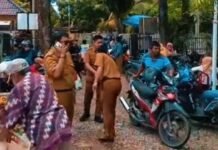 Pelayanan Publik Humanis, Camat IB I Turun Langsung Dampingi Warga Terima Bansos