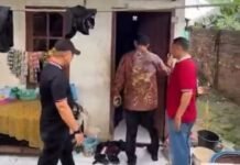 Jenguk Warga Sakit, Camat Sukarami Tekankan Pentingnya Informasi dari Lingkungan