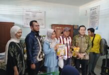 Sentuhan Humanis di Kantor Lurah Sungailais, Romison Saptana: Beras dan Minyak untuk Senyum Warga