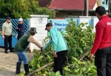 Sentuhan Humanis Sekcam SU II Saat Ajak Santri hingga Karang Taruna Bersihkan Saluran Air