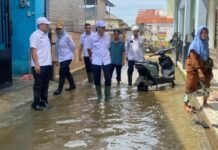 Sekcam Oscar Pimpin Monitoring Banjir di Enam Belas Ulu, Utamakan Keselamatan Warga