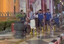 Sentuhan Humanis Kepala Damkar Kemas Haikal Kawal Kebersihan Jelang Idul Fitri di Palembang