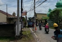 Sinergi Pemerintah dan PLN, Lurah Sentosa Herwansyah Tinjau Pemasangan Tiang Listrik Baru demi Kelancaran Arus Lalin