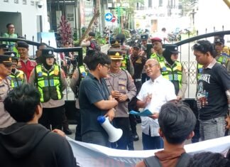AMPP Kembali Kepung Kejari Palembang, Desak Bongkar Tuntas Dugaan Korupsi Proyek Lampu Jalan Tenaga Surya