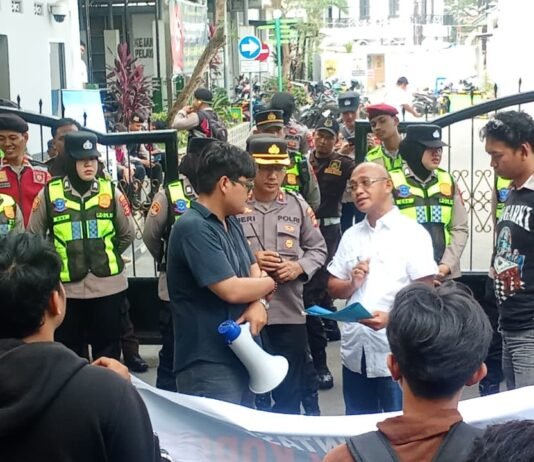 AMPP Kembali Kepung Kejari Palembang, Desak Bongkar Tuntas Dugaan Korupsi Proyek Lampu Jalan Tenaga Surya